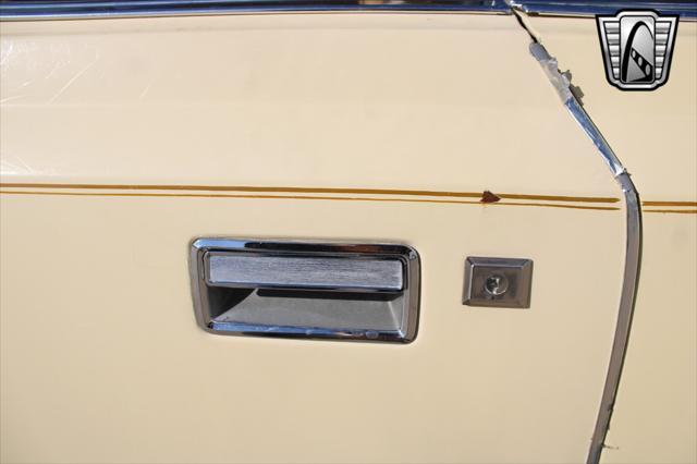 Photo of 1977 Yellow Lincoln Continental