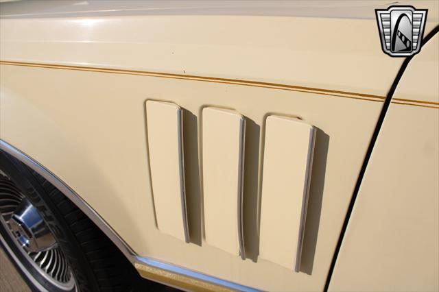 Photo of 1977 Yellow Lincoln Continental