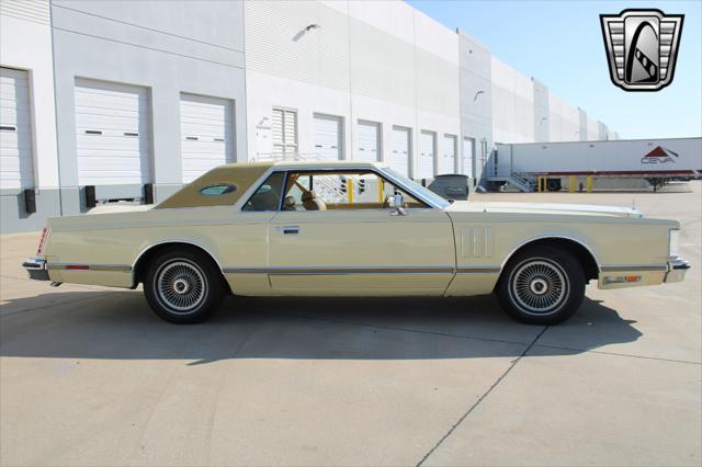 Photo of 1977 Yellow Lincoln Continental