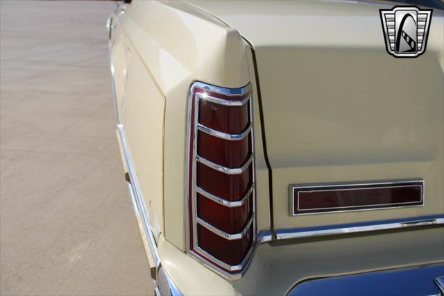 Photo of 1977 Yellow Lincoln Continental