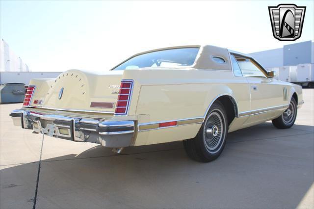 Photo of 1977 Yellow Lincoln Continental