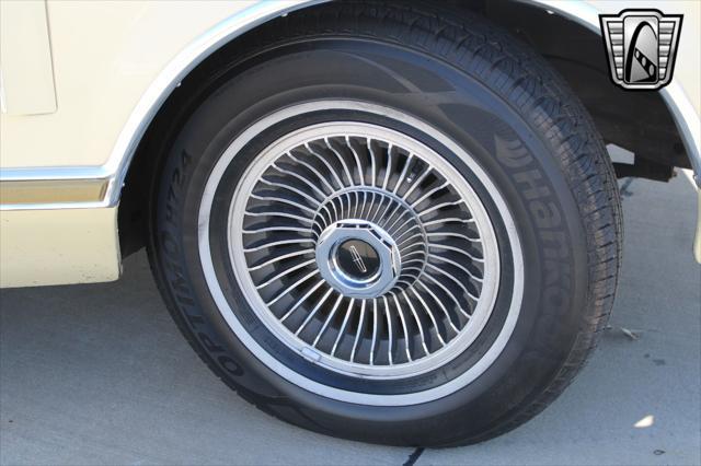 Photo of 1977 Yellow Lincoln Continental