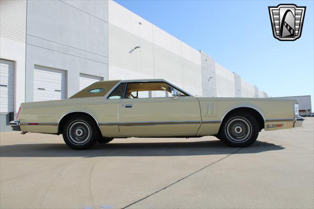 Photo of 1977 Yellow Lincoln Continental