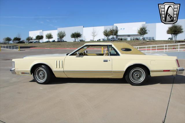 Photo of 1977 Yellow Lincoln Continental