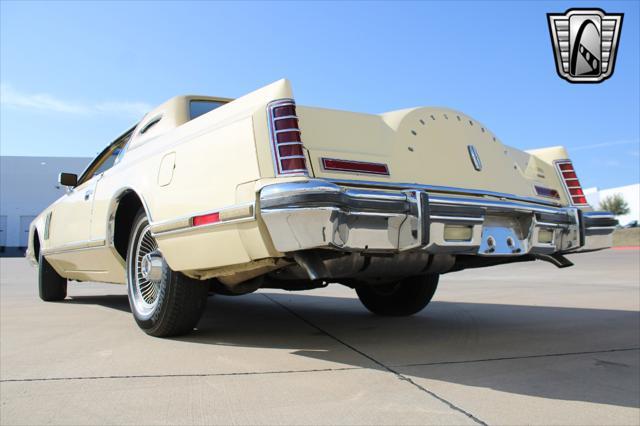 Photo of 1977 Yellow Lincoln Continental