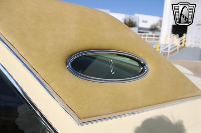 Photo of 1977 Yellow Lincoln Continental