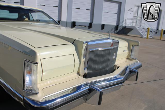 Photo of 1977 Yellow Lincoln Continental