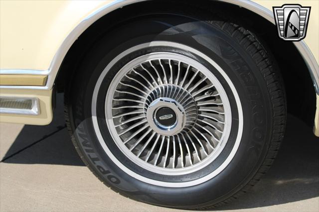 Photo of 1977 Yellow Lincoln Continental