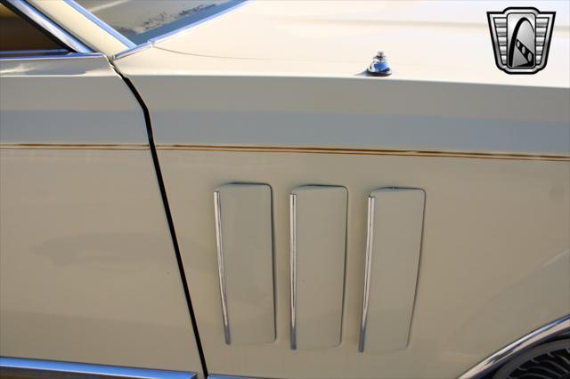 Photo of 1977 Yellow Lincoln Continental
