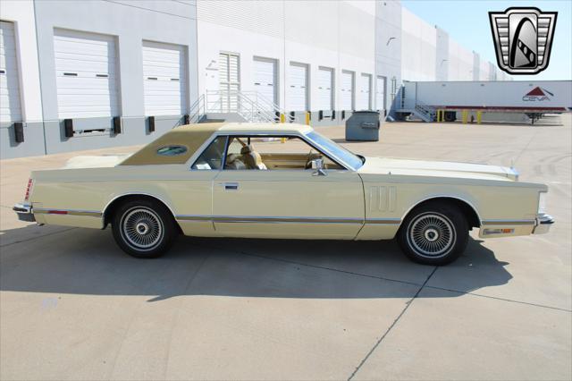 Photo of 1977 Yellow Lincoln Continental