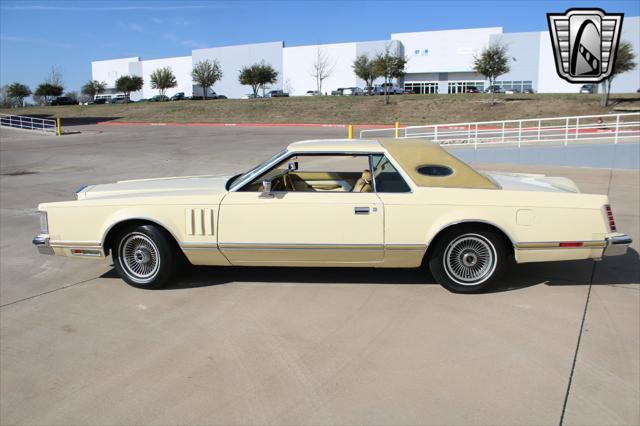 Photo of 1977 Yellow Lincoln Continental