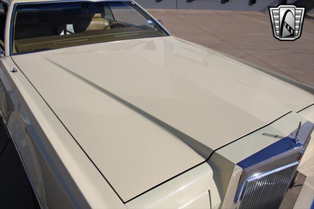 Photo of 1977 Yellow Lincoln Continental