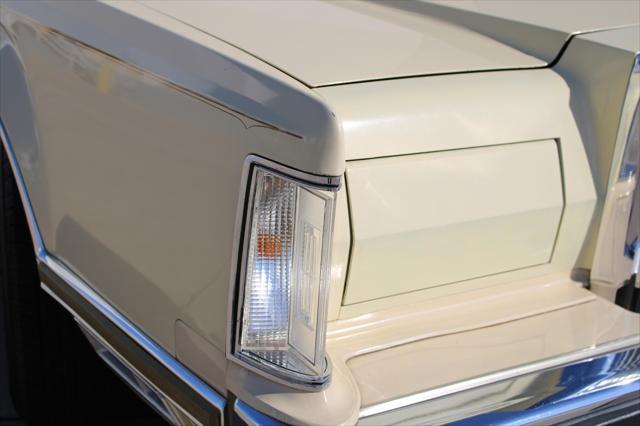 Photo of 1977 Yellow Lincoln Continental