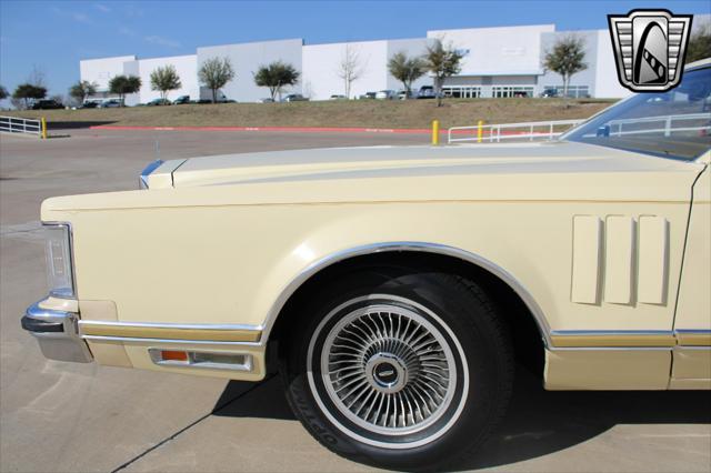 Photo of 1977 Yellow Lincoln Continental