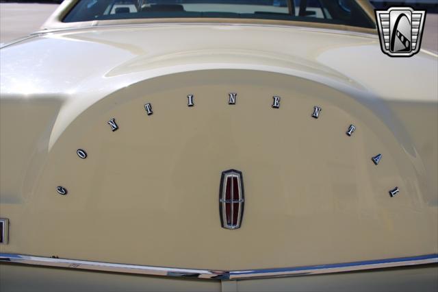 Photo of 1977 Yellow Lincoln Continental
