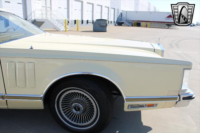 Photo of 1977 Yellow Lincoln Continental