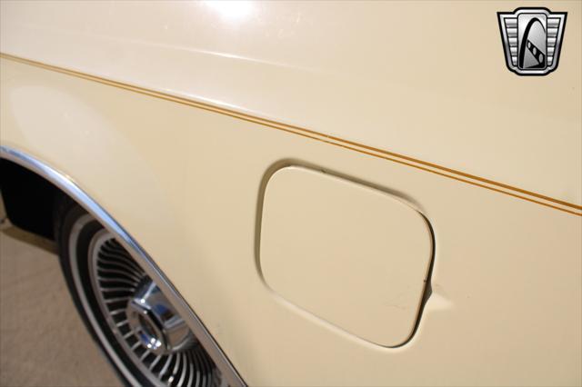 Photo of 1977 Yellow Lincoln Continental