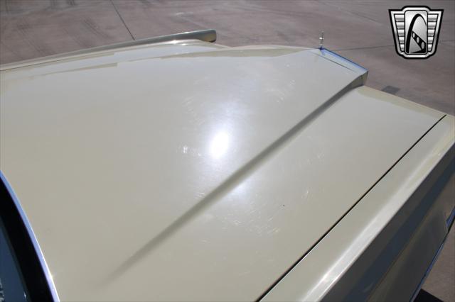Photo of 1977 Yellow Lincoln Continental