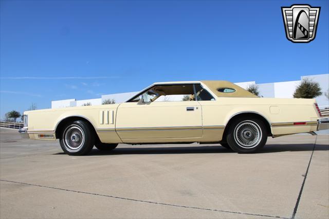 Photo of 1977 Yellow Lincoln Continental