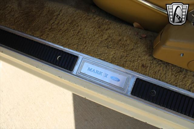 Photo of 1977 Yellow Lincoln Continental