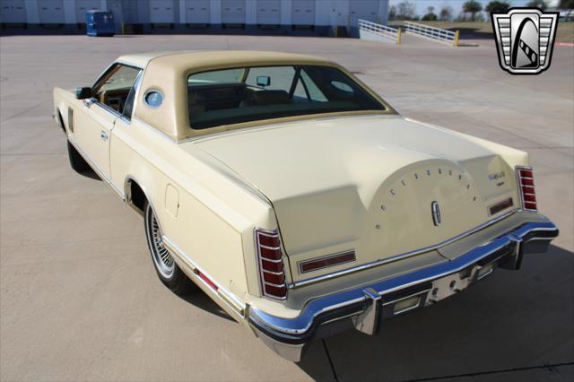 Photo of 1977 Yellow Lincoln Continental