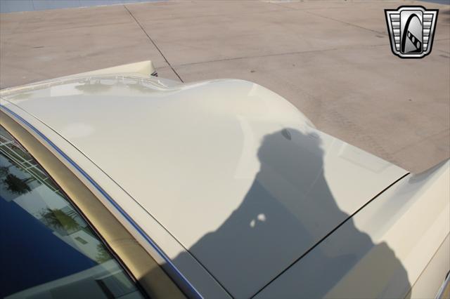 Photo of 1977 Yellow Lincoln Continental