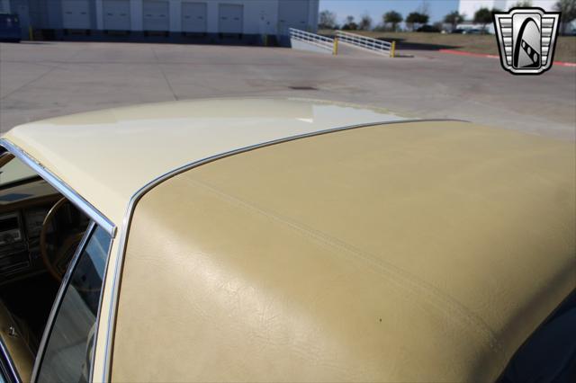 Photo of 1977 Yellow Lincoln Continental