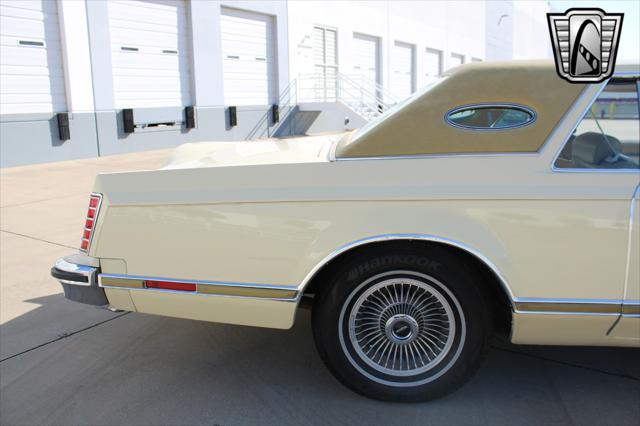 Photo of 1977 Yellow Lincoln Continental