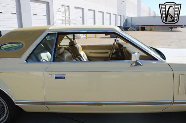 Photo of 1977 Yellow Lincoln Continental