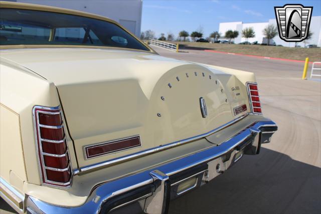 Photo of 1977 Yellow Lincoln Continental