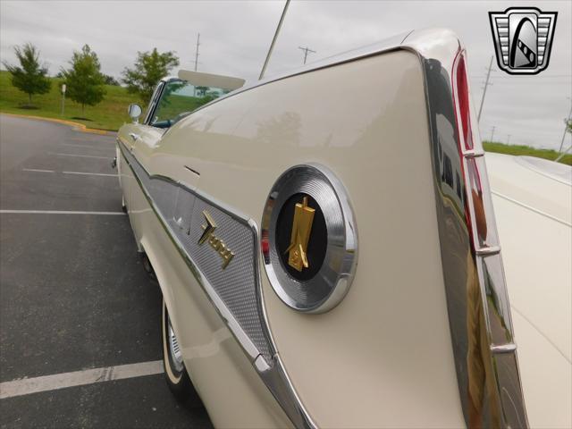 Photo of 1959 White Plymouth Sport Fury