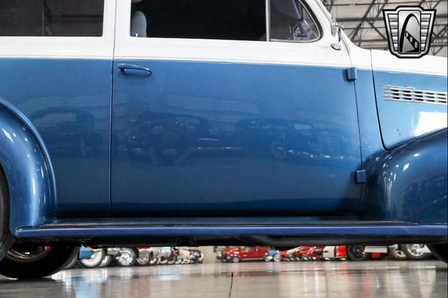 Photo of 1939 Blue/White Chevrolet Master 85