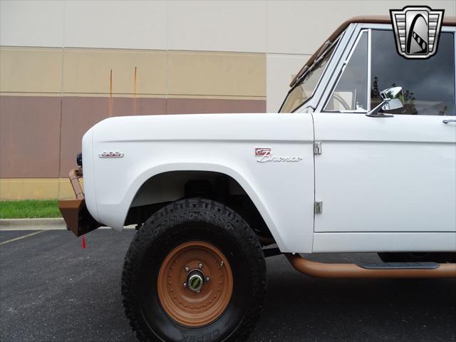 Photo of 1977 White Ford Bronco