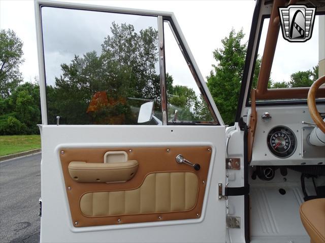 Photo of 1977 White Ford Bronco