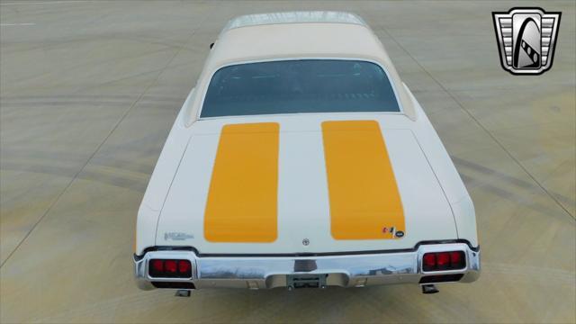 Photo of 1972 White Oldsmobile Cutlass