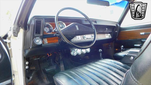Photo of 1972 White Oldsmobile Cutlass