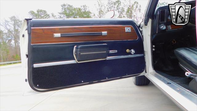 Photo of 1972 White Oldsmobile Cutlass