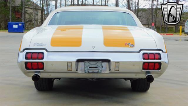 Photo of 1972 White Oldsmobile Cutlass