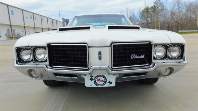 Photo of 1972 White Oldsmobile Cutlass