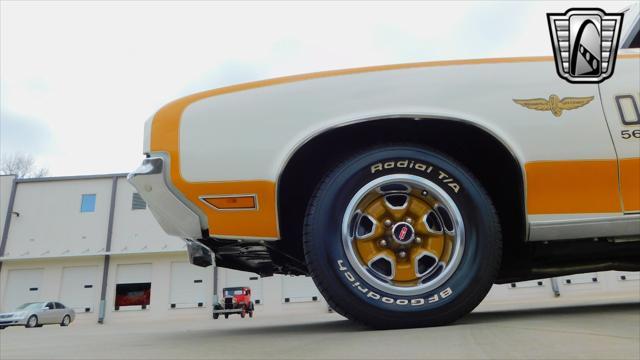 Photo of 1972 White Oldsmobile Cutlass