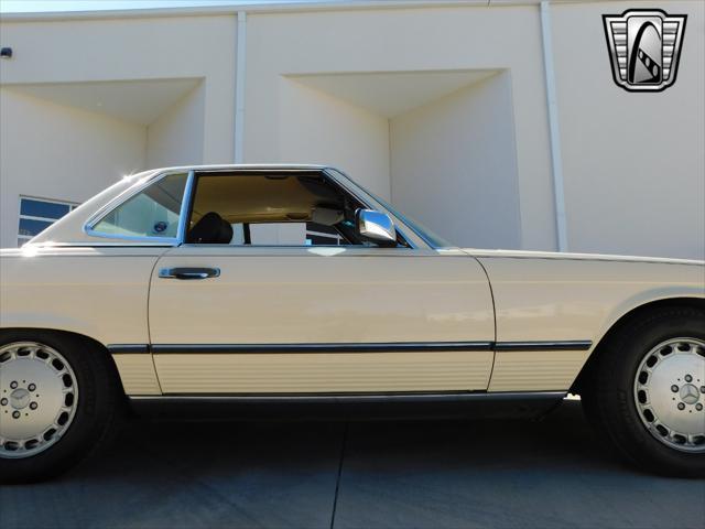 Photo of 1987 Tan Mercedes-Benz 560SL
