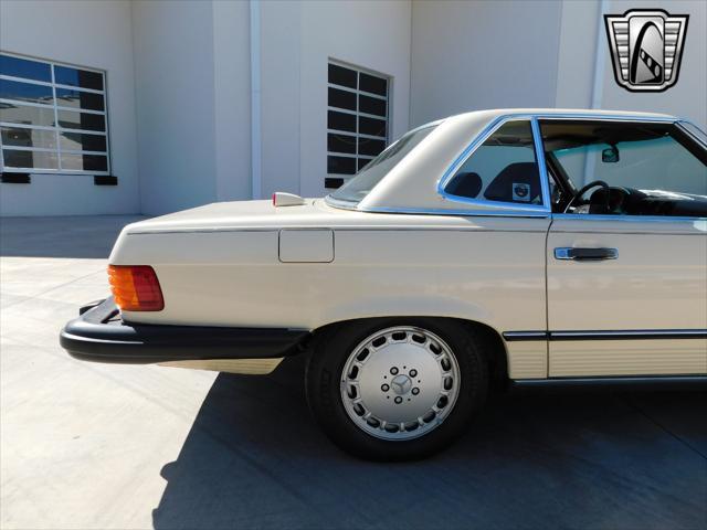 Photo of 1987 Tan Mercedes-Benz 560SL