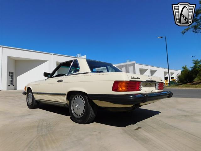 Photo of 1987 Tan Mercedes-Benz 560SL