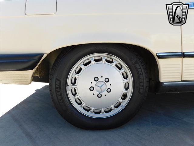 Photo of 1987 Tan Mercedes-Benz 560SL