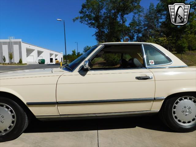 Photo of 1987 Tan Mercedes-Benz 560SL