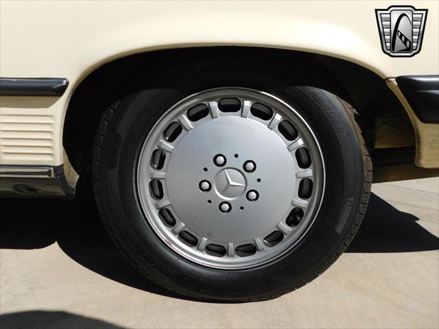 Photo of 1987 Tan Mercedes-Benz 560SL