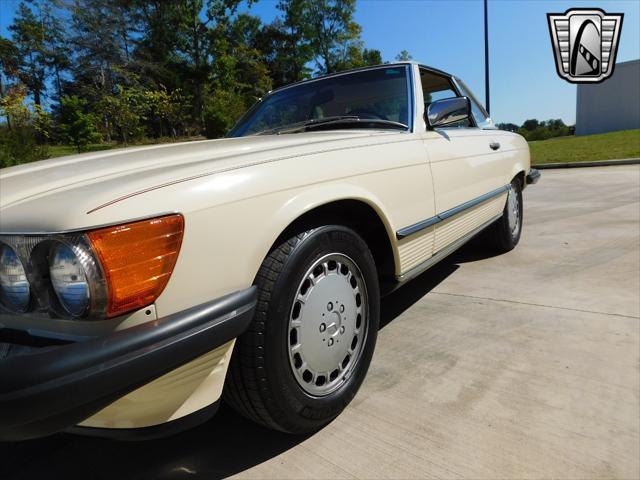Photo of 1987 Tan Mercedes-Benz 560SL