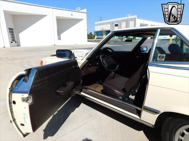 Photo of 1987 Tan Mercedes-Benz 560SL