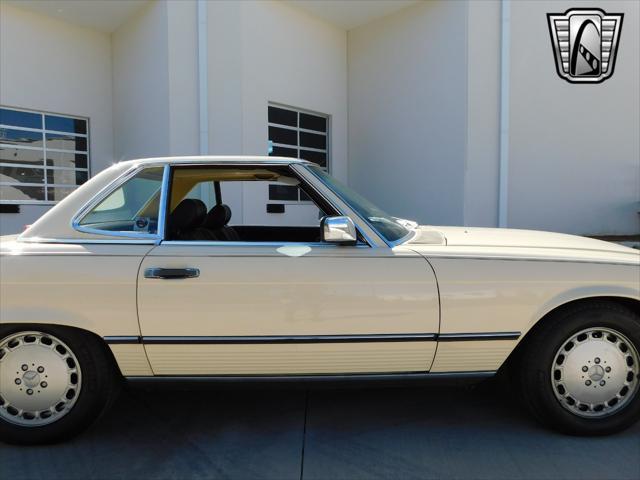 Photo of 1987 Tan Mercedes-Benz 560SL