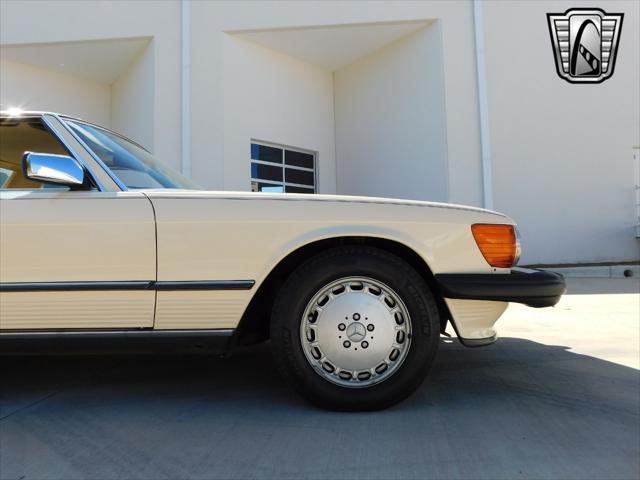 Photo of 1987 Tan Mercedes-Benz 560SL